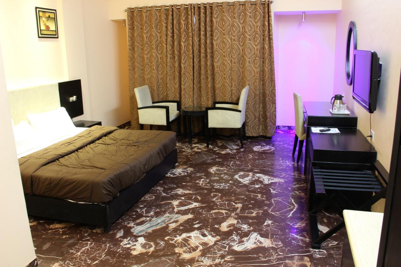 Hotel Aristro Lonavala Ngoại thất bức ảnh